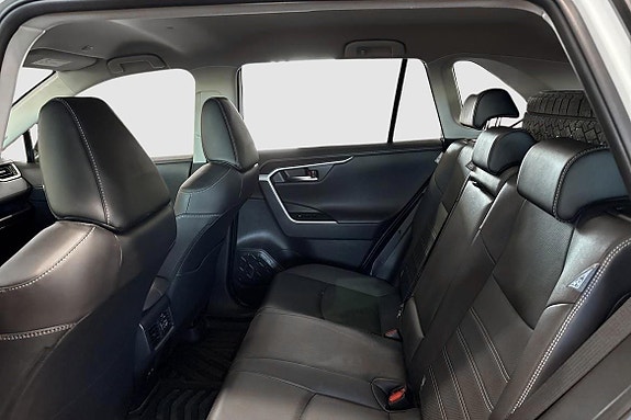 Toyota RAV4 8 of 16