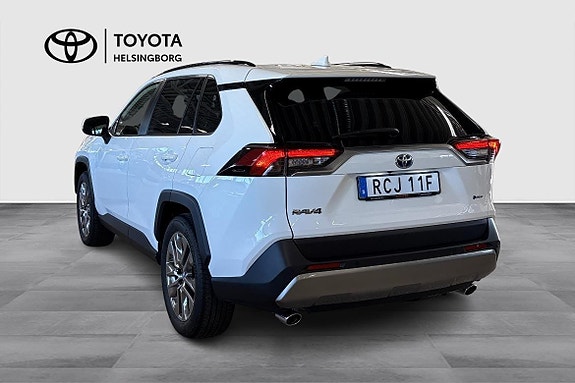 Toyota RAV4 6 of 16