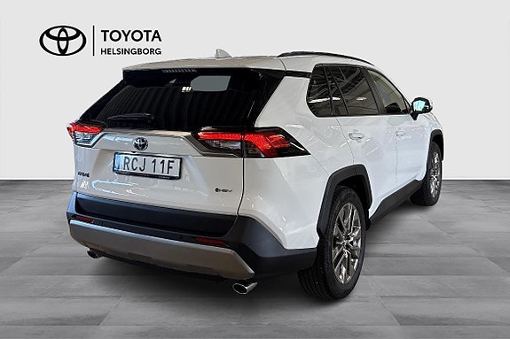 Toyota RAV4 4 of 16