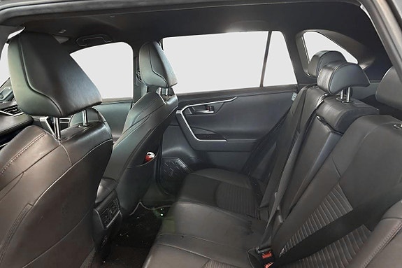 Toyota RAV4 8 of 13