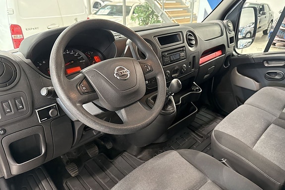 Nissan NV400 8 of 20