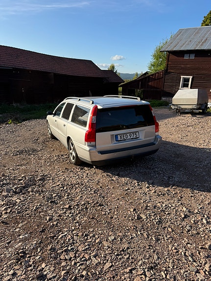 Volvo V70 3 of 4