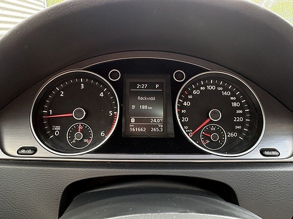 Volkswagen Passat 23 of 25