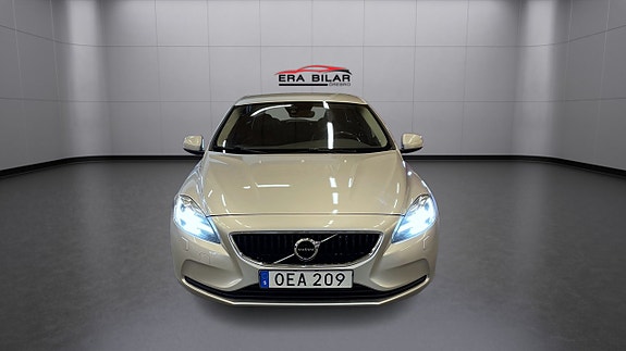 Volvo V40 2 of 24