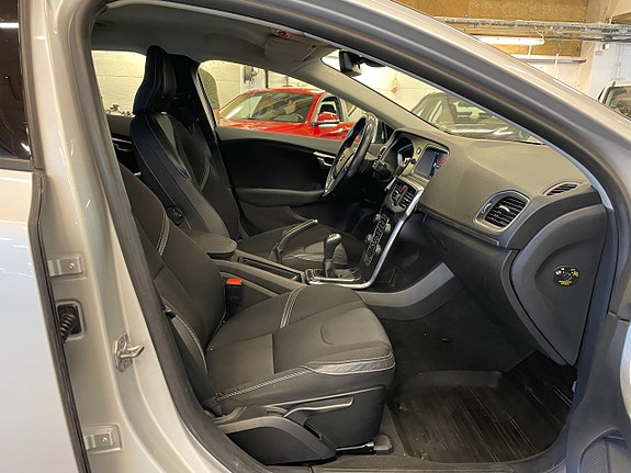 Volvo V40 12 of 24