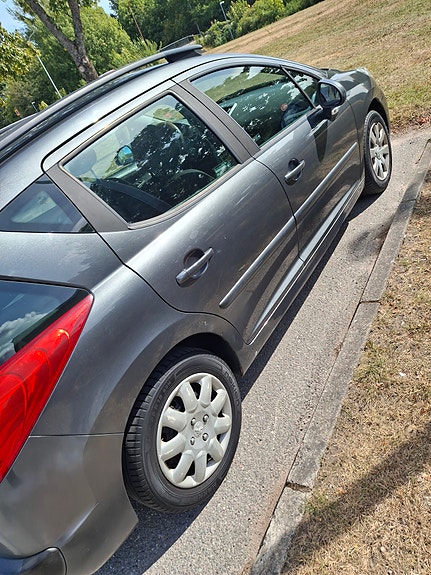 Peugeot 207 SW 8 of 9