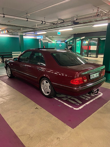 Mercedes-Benz E240 6 of 12