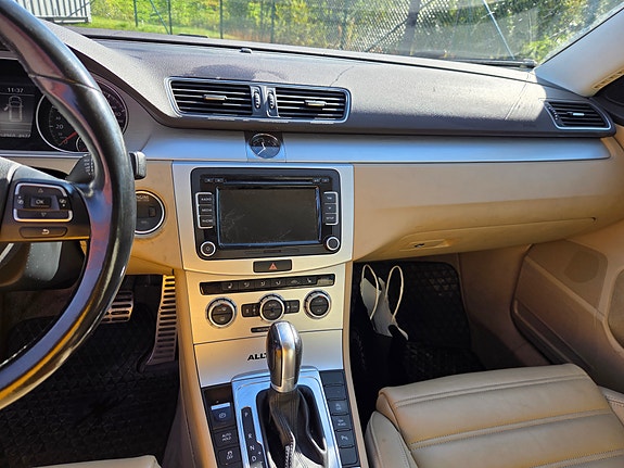 Volkswagen Passat Alltrack 3 of 6