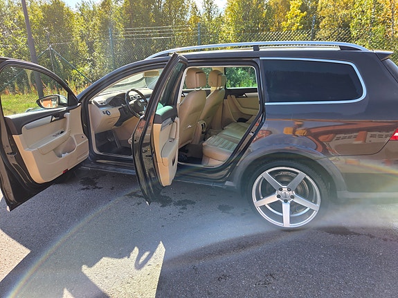 Volkswagen Passat Alltrack 4 of 6