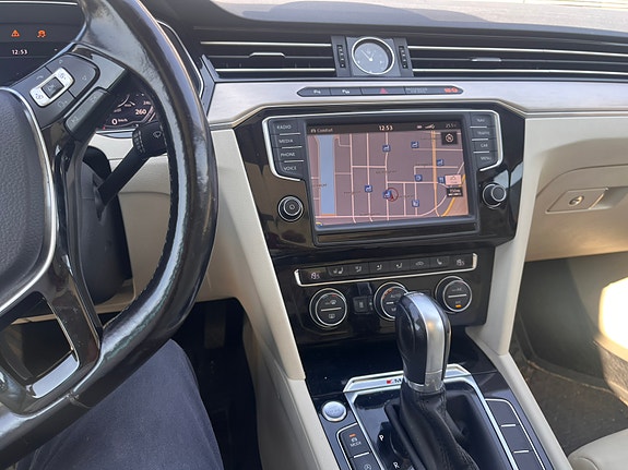 Volkswagen Passat 4 of 8
