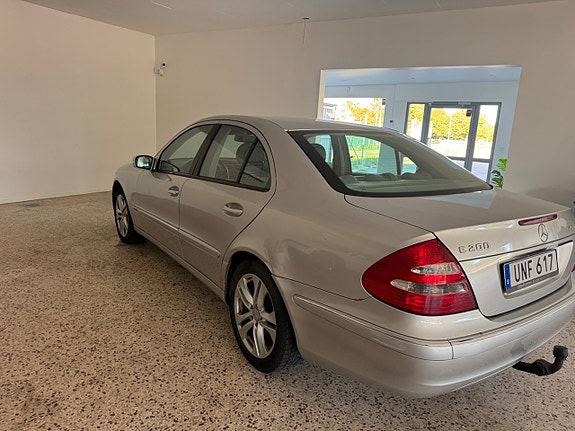 Mercedes-Benz E200 3 of 5