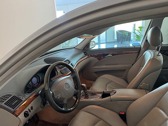 Mercedes-Benz E200 4 of 5
