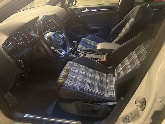 Volkswagen Golf VII 6 of 8