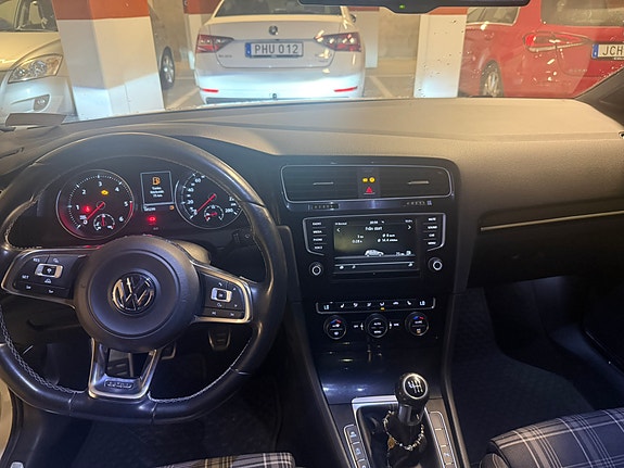 Volkswagen Golf VII 5 of 8