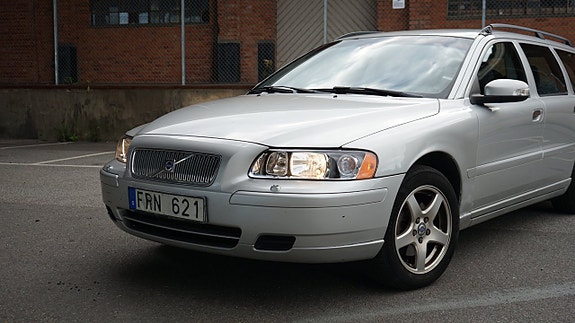 Volvo V70 2 of 17