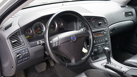 Volvo V70 7 of 17