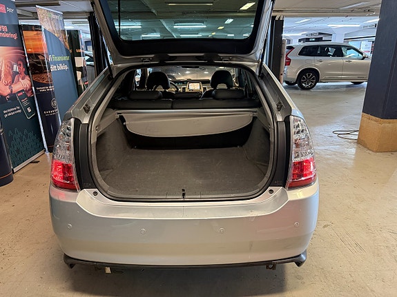 Toyota Prius 4 of 14
