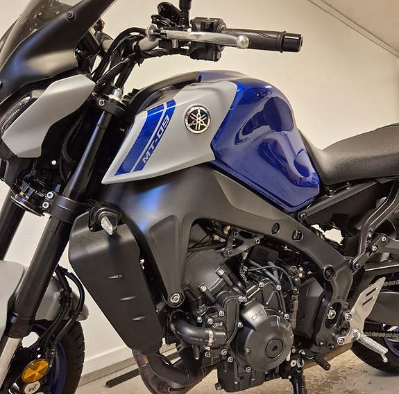 Yamaha MT-09 4 of 8