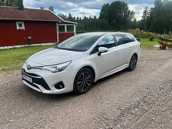 Toyota Avensis 2 of 6