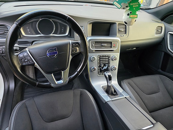 Volvo V60 Cross Country 2 of 7