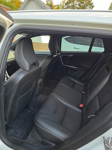 Volvo V60 Cross Country 3 of 7