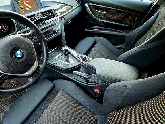BMW 318d 4 of 5