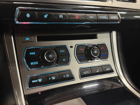 Jaguar XF 18 of 24