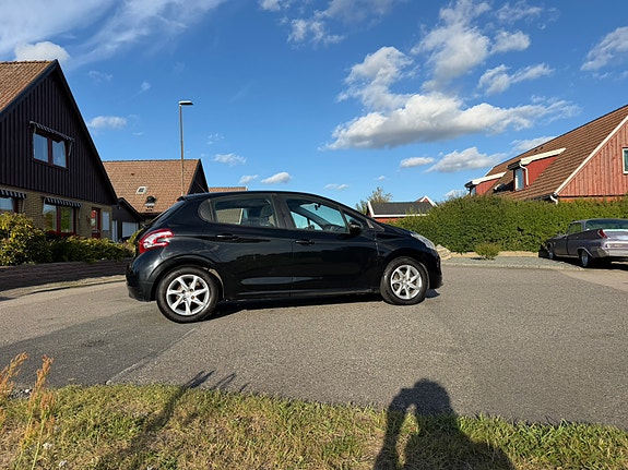 Peugeot 208 2 of 6