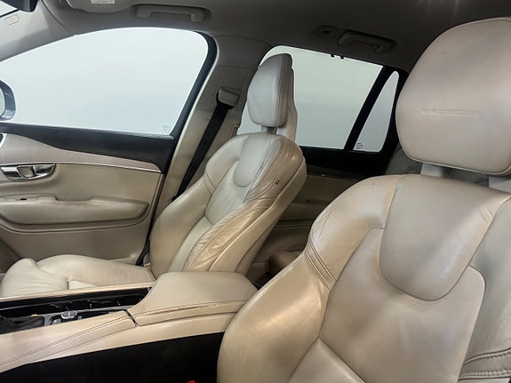 Volvo XC90 10 of 14