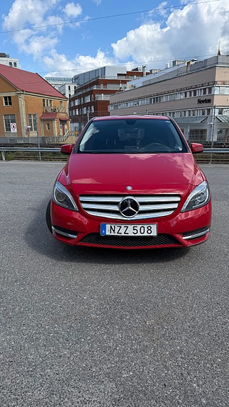 Mercedes-Benz B180 2 of 6