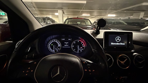 Mercedes-Benz B180 5 of 6