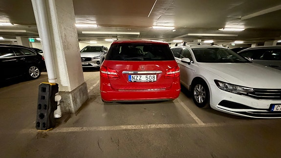 Mercedes-Benz B180 4 of 6