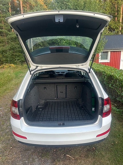 Skoda Octavia 2 of 8