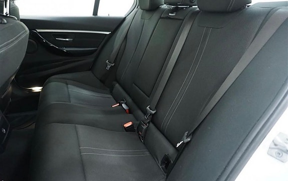 BMW 330e 5 of 15