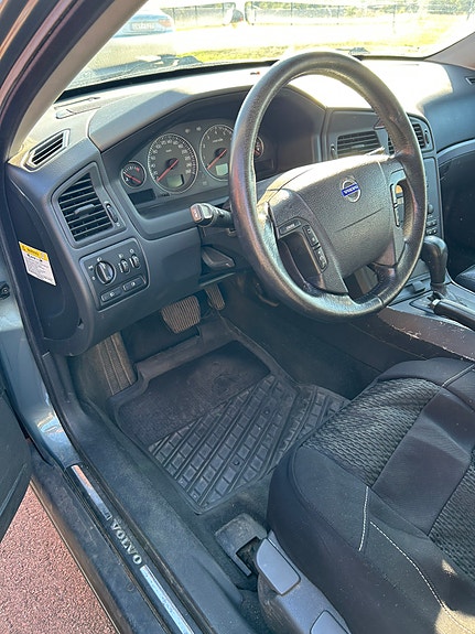 Volvo V70 2 of 14