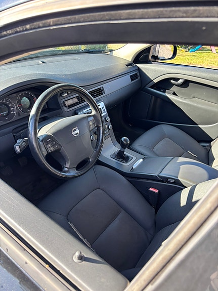 Volvo V70 3 of 4