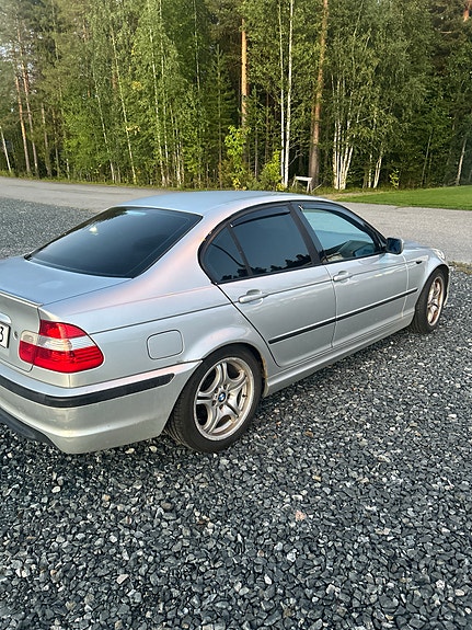 BMW 320i 3 of 5