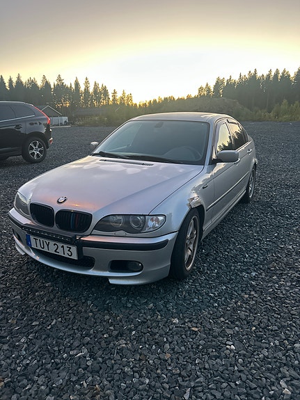 BMW 320i 2 of 5