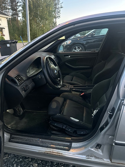 BMW 320i 5 of 5