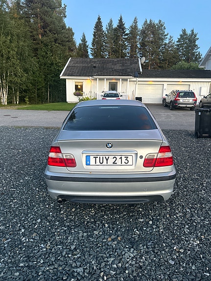 BMW 320i 4 of 5