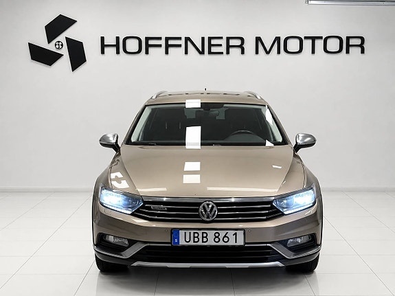 Volkswagen Passat Alltrack 2 of 17
