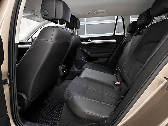 Volkswagen Passat Alltrack 13 of 17