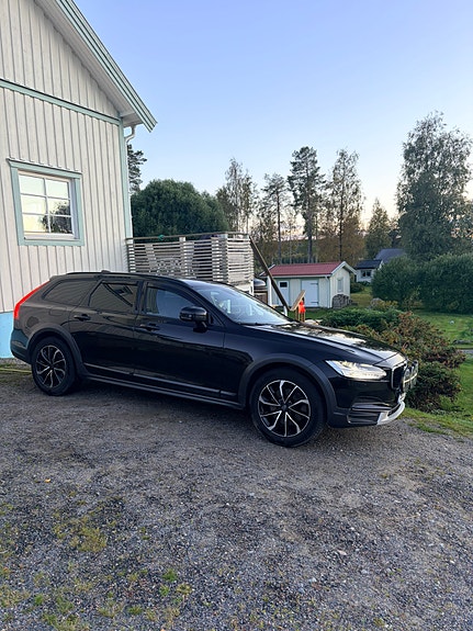 Volvo V90 Cross Country 2 of 7
