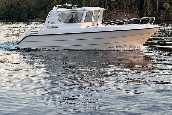 Bella 640 C – välskött båt med genomgången motor 3 of 4