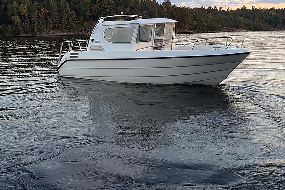 Bella 640 C – välskött båt med genomgången motor 2 of 4