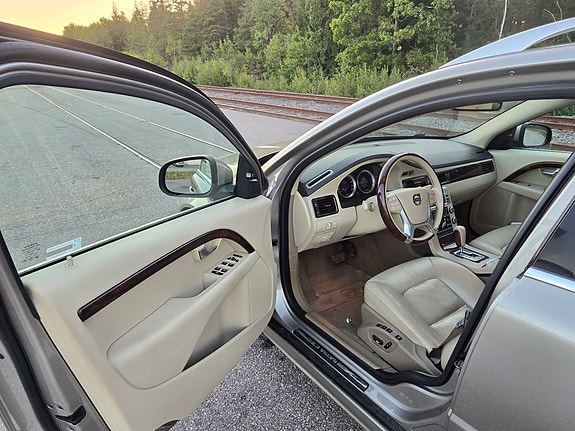 Volvo V70 3 of 4