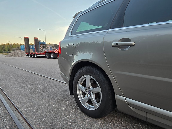 Volvo V70 2 of 4