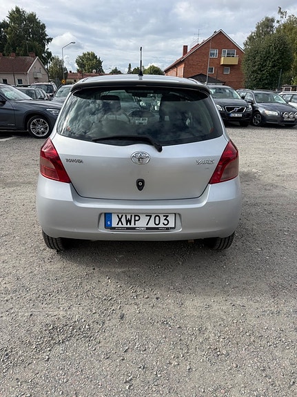 Toyota Yaris 5 of 7