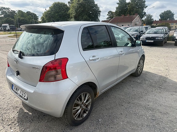 Toyota Yaris 4 of 7