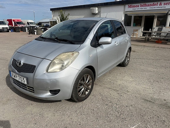 Toyota Yaris 2 of 7
